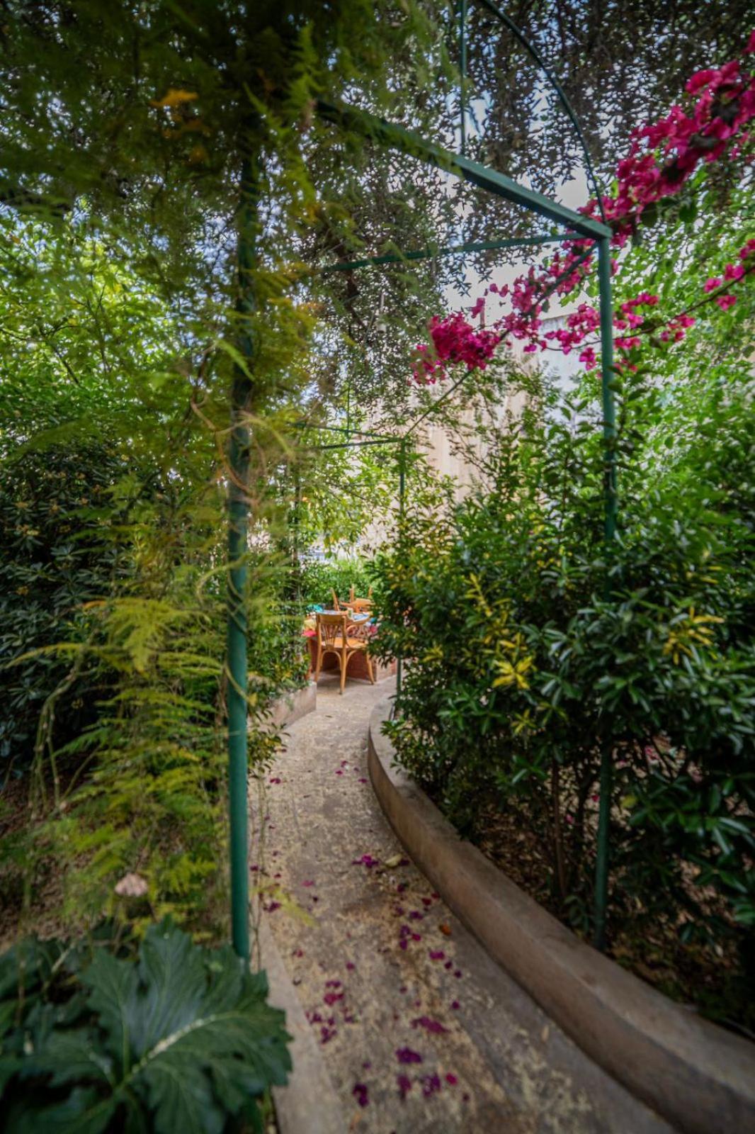 Central House With Beautiful Garden อัมมาน ภายนอก รูปภาพ
